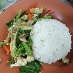 ข้าวผักรวมมิตรน้ำมันหอย