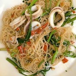 ผัดหมี่กระเฉดปลาหมึก