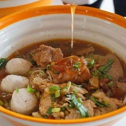 ก๋วยเตี๋ยวซี่โครงหมูตุ๋นน้ำแดง