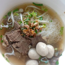 ร้านก๋วยเตี๋ยวลูกชิ้นน้ำใส