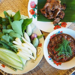 น้ำพริกปลาร้ากับหมูย่างน้ำผึ้ง