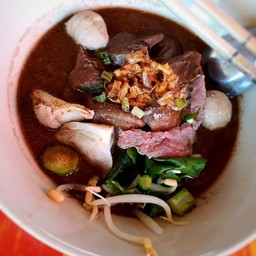 เล็กรวมเนื้อ พิเศษ40บาท น้ำซุปข้นๆ หอมๆกลิ่นเครื่องเทศ ก๋วยเตี๋ยวเรือ รสดั่งเดิม