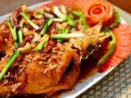 ปลากระพงทอดซอสมะขาม