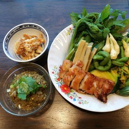 น้ำพริกหนุ่มกับหมูทอด