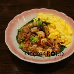 ไข่คนน้ำปลากับดอกแคผัดน้ำพริกกะปิหมูสับและกุ้งสด