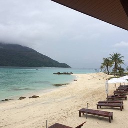 นั่งอยู่ระเบียงห้อง มองออกมาก็จะประมาณนี้