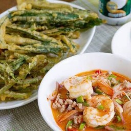 ยำผักบุ้งกรอบ