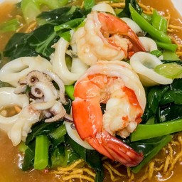 หมี่กรอบราดหน้ากุ้งหมึก