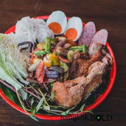 ชุดส้มตำปูปลาร้า สายบัว ไก่ทอด คอหมูย่าง