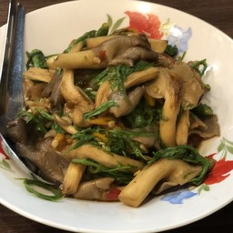 เห็ดผัดพริกเหลืองกับชะอม
