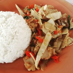 ข้าวหน่อไม้ดองหมูกรอบผัดพริก