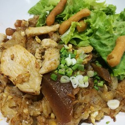 เตี๋ยวคั่วไก่ใส่หมึกกรอบ