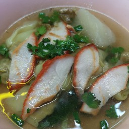 เกี๊ยวน้ำหมูแดง