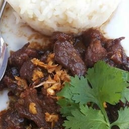 ข้าวเนื้อทอดกระเทียม