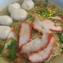 บะหมี่น้ำหมูแดงลูกชิ้น