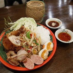 ชุดส้มตำไทย มะละกอ ไก่ทอด คอหมูย่าง