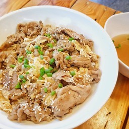 ข้าวหมูสไลด์ผัดซอส