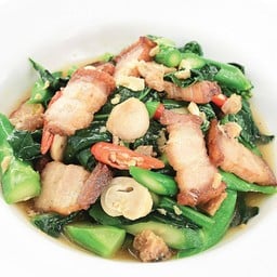 คะน้าฮ่องกงหมูกรอบปลาเค็ม