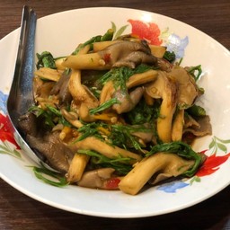 (มัง) เห็ดผัดพริกเหลืองกับชะอม