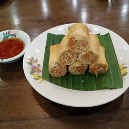 ปอเปี๊ยะทอดไส้วุ้นเส้นและผักรวม