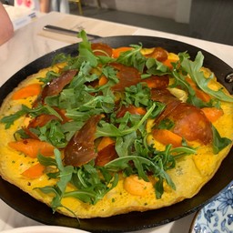 ไข่เจียวบางๆ ท็อปด้วยผัก ซอสและใดใด