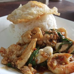 ข้าวราดกะเพราทะเล