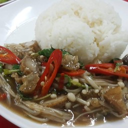 ข้าวราดกะเพราหมูกรอบเห็ดเข็มทอง