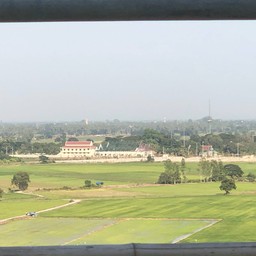 มองออกไปทางช่องชั้น 10 ของเจดีย์