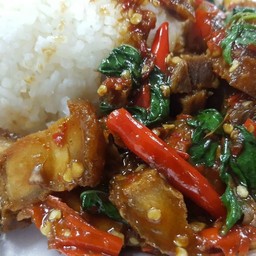 ข้าวราดกะเพราหมูกรอบ