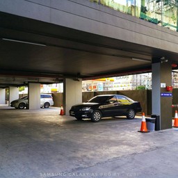 มีที่จอดรถใต้อาคาร