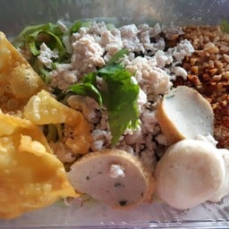 เส้นเล็กต้มยำหมูสับ