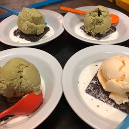 บราวนี่นมสดและไอติม