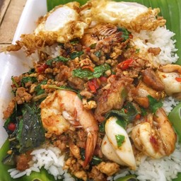 กะเพราถาดรวมมิตร 5 สหาย (แถมไข่ดาว 2 ฟอง)