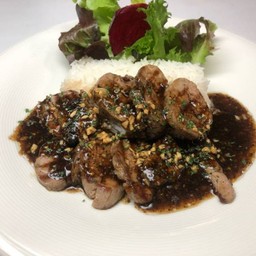 ข้าวหน้าหมูสันในซอสกระเทียมพริกไทย