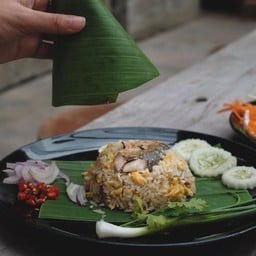 ข้าวผัดปลาทูเจดีย์เอียง