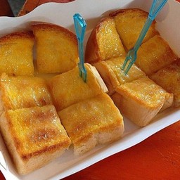 ขนมปังปิ้งเนยน้ำตาล