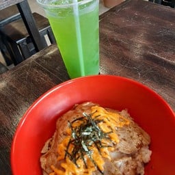 หมูรสชาติกำลังดี ผสมกลมกลืนกับซอสรสเข้มข้น ออกมาได้อย่างลงตัว กินง่ายได้รสชาติขอ