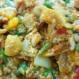 ข้าวราดผัดผงกะหรี่กุ้ง
