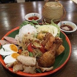 ชุดส้มตำปูปลาร้า มะละกอ ไก่ทอด คอหมูย่าง