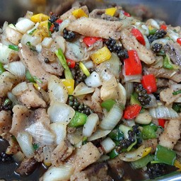 ข้าวราดปลากะพงผัดพริกไทยดำ ⭐️⭐️⭐️