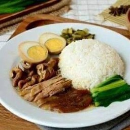 ข้าวขาหมู +  ไข่ + ไส้