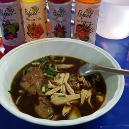 ก๋วยเตี๋ยวไก่สมุนไพร แม่น้องแบงค์ รามอินทรา