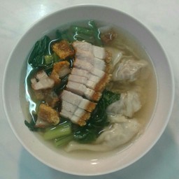 บะหมี่เกี๊ยวน้ำหมูกรอบ