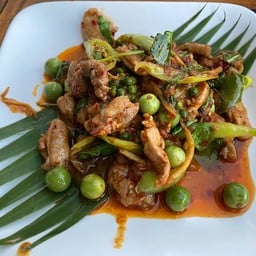 ผัดเผ็ดไก่บ้านใบยี่หร่า