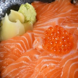 ข้าวหน้าปลาแซลมอน+อิคุระ M