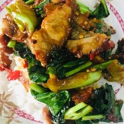 คะน้าหมูกรอบราดข้าว