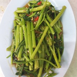 ผักบุ้งไฟแดง กับข้าว