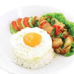 ข้าวหมูกรอบผัดกระเพราไข่ดาว