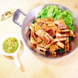 สามชั้นทอดน้ำปลา