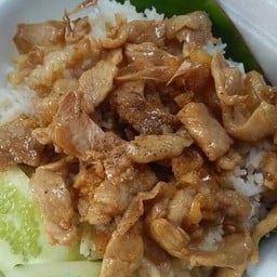 ข้าวหมูทอดกระเทียมราดข้าว